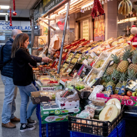 (Foto de ARCHIVO)Varias personas hacen compras de última hora en un mercado, a 31 de diciembre de 2024, en Madrid (España). El coste de la compra de productos típicos navideños ha acelerado su subida de cara a la cena de Nochevieja. La Organización de Consumidores ha revelado que los tradicionales alimentos de fin de año han incrementado de media su precio un 12,3 % en comparación con el que tenían a finales de noviembre. En relación con el año pasado, los precios han subido un 6,8 %, casi el triple que el IPC.A. Pérez Meca / Europa Press31/12/2024