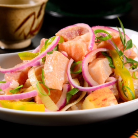 Ceviche de salmón y manzana.