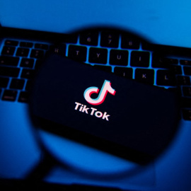 Logo de tik tok en la pantalla de un dispositivo, foto de archivo.