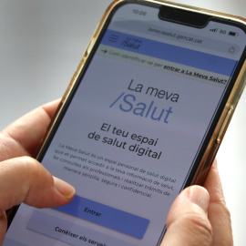 Una persona consulta l'espai de La Meva Salut a través de l'app