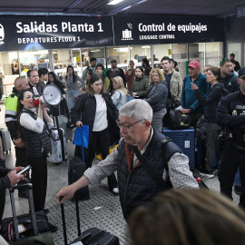 Una trabajadora con un megáfono en Atocha, tras los retrasos del 4 de mayo.