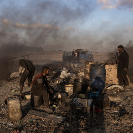 Palestinos se dirigen a un punto de ayuda humanitaria que se entregará a través del Corredor Netzarim, en el centro de la Franja de Gaza,