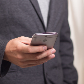 Foto de archivo de un hombre con un móvil.