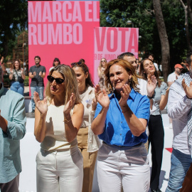 El concejal en el Ayuntamiento de Getafe, Jesús Pérez, la vicepresidenta segunda del Gobierno y coordinadora general de Sumar, Yolanda Díaz, la cabeza de lista de Sumar a las elecciones europeas, Estrella Galán, y el presidente de la Delegación del Parlamento Europeo para las relaciones con Palestina, Manu Pineda, durante un acto de Sumar