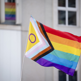 Imagen de archivo de una bandera LGTBIQ+ durante el pregón del Orgullo de Madrid 2025.