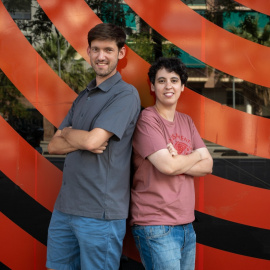 Max Cahner i Laura Cañadas, a l'exterior de la seu de Barcelona en Comú.