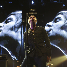 Liam Gallagher cantando 'Cigarette's and Alcohol' de Oasis.