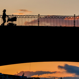 (Foto de ARCHIVO)Una madre con un carrito de bebe paseando al atardecer  por el Puente de Triana  el 45 día de estado de alarma. Sevilla a 28 de abril del 2020Eduardo Briones / Europa Press28/4/2020