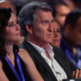 El presidente del PP, Alberto Núñez Feijóo (d) junto a la presidenta de la Comunidad de Madrid, Isabel Díaz Ayuso (c) durante el XXI Congreso Nacional de la formación en el que Feijóo será reelegido como líder, este viernes en el recinto ferial Ifema de Madrid.