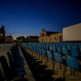 (Foto de ARCHIVO)Pantalla del cine al aire libre CinePlaza, en la Plaza de Matadero Madrid, a 8 de agosto de 2021, en Madrid (España). CinePlaza es un cine de verano ubicado en Matadero y que forma parte de Cineteca, un proyecto dedicado al cine alternativo e independiente. Matadero se estrenó como cine de verano de la mano de Cineteca en el año 2018. Actualmente todas sus sesiones se proyectan a las 22.15 horas en versión original subtitulada al español (VOSE).Ricardo Rubio / Europa Press08 AGOSTO 2021;CINE;VERANO;MATADERO08/8/2021