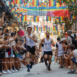 Participantes en la Carrera de Tacones, parte de la celebración del Orgullo 2025, que recorrió este jueves la calle Pelayo de Madrid.