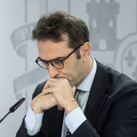 El ministro de Economía, Comercio y Empresa, Carlos Cuerpo,  durante una rueda de prensa posterior a la reunión del Consejo de Ministros, en el Palacio de La Moncloa, a 24 de junio de 2025, en Madrid (España).