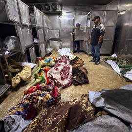 En la imagen, familiares y amigos de los gazatíes fallecidos en los recientes ataques de Israel en la Franja de Gaza se congregan este jueves en los alrededores de la morgue del hospital Al Shifa para identificar y recuperar los cuerpos de sus seres queridos.