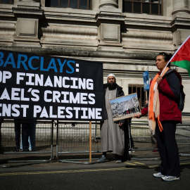 Manifestantes con un cartel que dice "Barclays para de financiar los crímenes de Israel contra Palestina" en el centro de Londres el 7 de mayo de 2025.