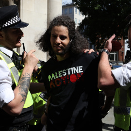La policía arresta a una manifestante de Palestine Action durante una protesta frente al Tribunal Superior en Londres (Reino Unido), el 4 de julio de 2025.