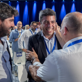 El presidente de la Región de Murcia, Fernando López Miras, el presidente de la Generalitat Valenciana, Carlos Mazón, y el diputado del PP y exportavoz del PP en el Congreso, Miguel Tellado, a su llegada al XXI Congreso Nacional del Partido Popular, a 4 de julio de 2025.