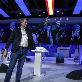 El presidente del Partido Popular, Alberto Núñez Feijoo, tras ser reelegido como presidente de los populares.