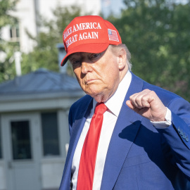 El presidente de EEUU, Donald Trump, pasea por la Casa Blanca. Foto de archivo.