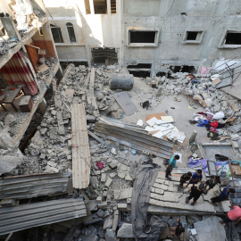 Palestinos inspeccionan el daño generado por un ataque nocturno de Istael en una casa en la Ciudad de Gaza el 6 de julio de 2025.