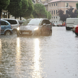 Un coche circula en una calle inundada por la lluvia en Valladolid el 3 de junio de 2025.