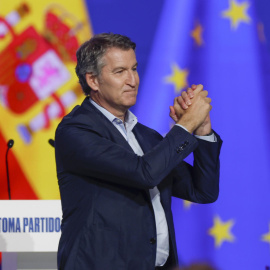 El líder del PP, Alberto Núñez Feijóo, interviene en la sesión de clausura del XXI Congreso Nacional de la formación este domingo en Madrid. Alberto Núñez Feijóo ha resultado reelegido presidente del partido por un 99,24 % de los votos y ha salido reforzado de cara a ganar al presidente del Gobierno, Pedro Sánchez, en unas elecciones.