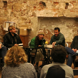 L'artista Memi March al centre, en una trobada a la llibreria Calders per presentar el llibre 'Història de la música del segle XX', de Pau Riba.