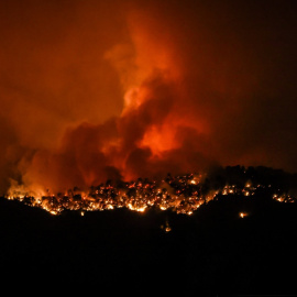 El foc de Paüls cremant a la zona del Parc Natural dels Ports, vist des de Roquetes.