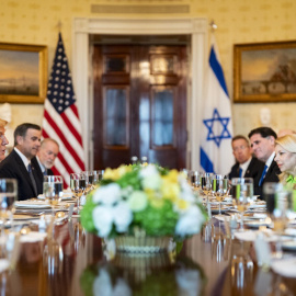 El presidente de Estados Unidos, Donald Trump (i), frente al primer ministro israelí, Benjamin Netanyahu, el pasado lunes en una cena en la Casa Blanca.