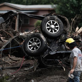 Un socorrista hace un trabajo de búsqueda este lunes, en una zona a lo largo del río Guadalupe, cerca de Blue Oak RV Park en Hunt, Texas.