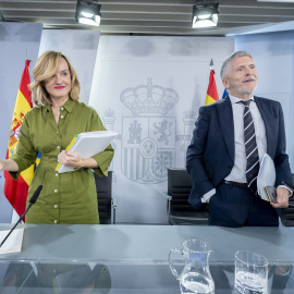 La portavoz del Gobierno y ministra de Educación, Formación Profesional y Deportes, Pilar Alegría, y el ministro de Interior, Fernando Grande-Marlaska, durante la rueda de prensa posterior al Consejo de Ministros, en el Complejo de la Moncloa, a 27 de mayo