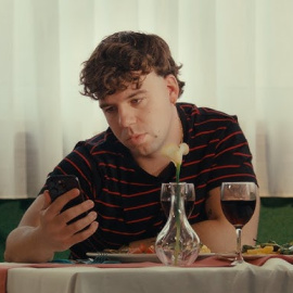 Quevedo en el videoclip de 'Tuchat'