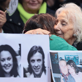 La integrante de la asociación Abuelas de Plaza de Mayo Estela de Carlotto abraza a Adriana Metz, hermana del nieto 140, en Buenos Aires, a 7 de julio de 2025.