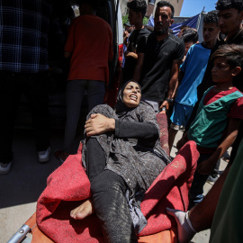 Los heridos y los cuerpos de las víctimas del ataque israelí a la tienda de la familia desplazada son retirados del lugar de los hechos en la ciudad de Gaza, el 8 de julio de 2025.