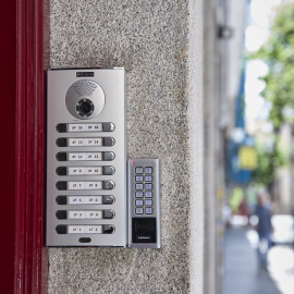 (Foto de ARCHIVO)Exterior de un piso turístico en el centro de Madrid tras el anuncio del ministerio de Consumo de bloquear casi 66.000 anuncios ilegales, a 19 de mayo de 2025, en Madrid (España). El Ministerio de Derechos Sociales, Consumo y Agenda 2030 ha impuesto a la compañía Airbnb el bloqueo de casi 66.000 anuncios ilegales de viviendas turísticas alojados en su plataforma, según ha informado este lunes el Departamento que dirige Pablo Bustinduy en un comunicado.Jesús Hellín / Europa Press19/5/2025