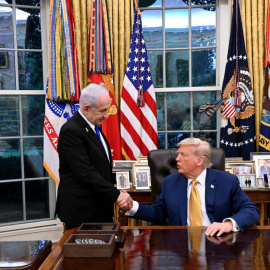 Fotografía tomada de la cuenta en Telegram de la Oficina de Prensa del Gobierno de Israel (GPO) que muestra a su primer ministro, Benjamín Netanyahu, saludando al presidente de los Estados Unidos, Donald Trump, este lunes, en la Casa Blanca.