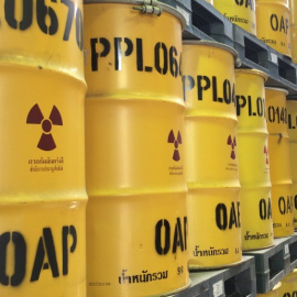 Bidones radioactivos a bordo de una nave.