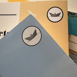 El logo d'Edicions de Periscopi en diversos llibres de l'editorial