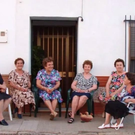 Salir al fresco con las amigas puede ser algo ilegal.