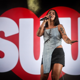 Suu en la seva actuació al Canet Rock 2025