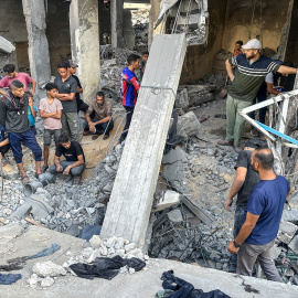 Gazatíes entre las ruinas de un edificio bombardeado por Israel, el pasado miércoles en la franja.