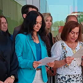 Beatriz Biedma (de negro, a la izquierda), durante una concentración en los juzgados de Badajoz contra la reforma de la justicia que planea el Gobierno