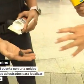 Instante en el que un agente extrae de la cajetilla tremendo pedrolo de hachís.