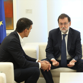 Pedro Sánchez y Mariano Rajoy en Moncloa en 2017.