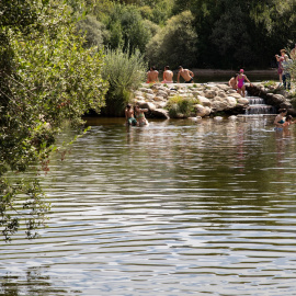 (Foto de ARCHIVO)Varias personas se bañan en las Presillas, a 18 de agosto de 2023, en Rascafría, Madrid (España). Las Presillas son unas piscinas naturales de Rascafría, en el Valle de El Paular. Este lugar, de acceso gratuito, tiene una zona recreativa que cuenta con amplias praderas verdes y una zona de baño dividida en tres piscinas naturales en el cauce del río Lozoya con vistas del Pico Peñalara. Las Presillas de Rascafría son una de las cuatro únicas zonas naturales de la Comunidad de Madrid abiertas a los bañistas y la calidad de su agua ha sido reconocida por la Unión Europea.Rafael Bastante / Europa Press18 AGOSTO 2023;PRESILLAS;RASCAFRÍA;PISCINA;AGUA;RECURSOS;RECURSO;NATURAL;RÍO;BAÑISTAS18/8/2023