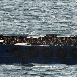 Una pequeña lancha transporta refugiados y migrantes en el puerto de Lavrio, Grecia, a 10 de julio de 2025.