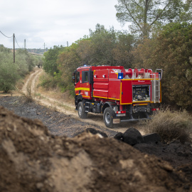 Un vehículo de la UME en una zona afectada por el incendio, a 9 de julio de 2025, en Xerta, Tarragona, Catalunya (España). Los Bombers de la Generalitat han logrado estabilizar el incendio de Paüls (Tarragona), que se inició el pasado lunes, 7 de julio, a mediodía y ya ha quemado 3.321 hectáreas, pero de momento mantendrán un confinamiento "flexible" de la población por motivos de seguridad, ya que su carretera es un punto elevado de medios de extinción.Lorena Sopêna / Europa Press09 JULIO 2025;BOMBEROS;INCENDIO;CONFINAMIENTO;EXTINCIÓN09/7/2025