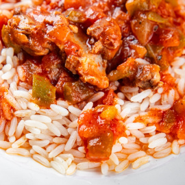 Pollo a la vasca con arroz.