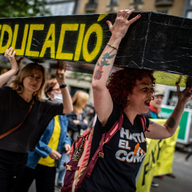 (Foto de ARCHIVO)Dos mujeres sostienen un "ataúd" con las letras "Educació" en una protesta en Barcelona. (Archivo).Kike Rincón / Europa Press25 MAYO 2022;HUELGA;EDUCACIÓN PÚBLICA;MANIFESTACIÓN;PROFESORES25/5/2022