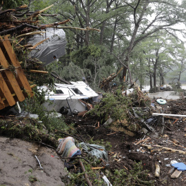 Kerrville: vehículos en el río de Guadalupe.