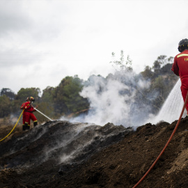 Efectivos de la UME trabajan en una zona afectada por el incendio, a 9 de julio de 2025, en Xerta, Tarragona, Catalunya (España).